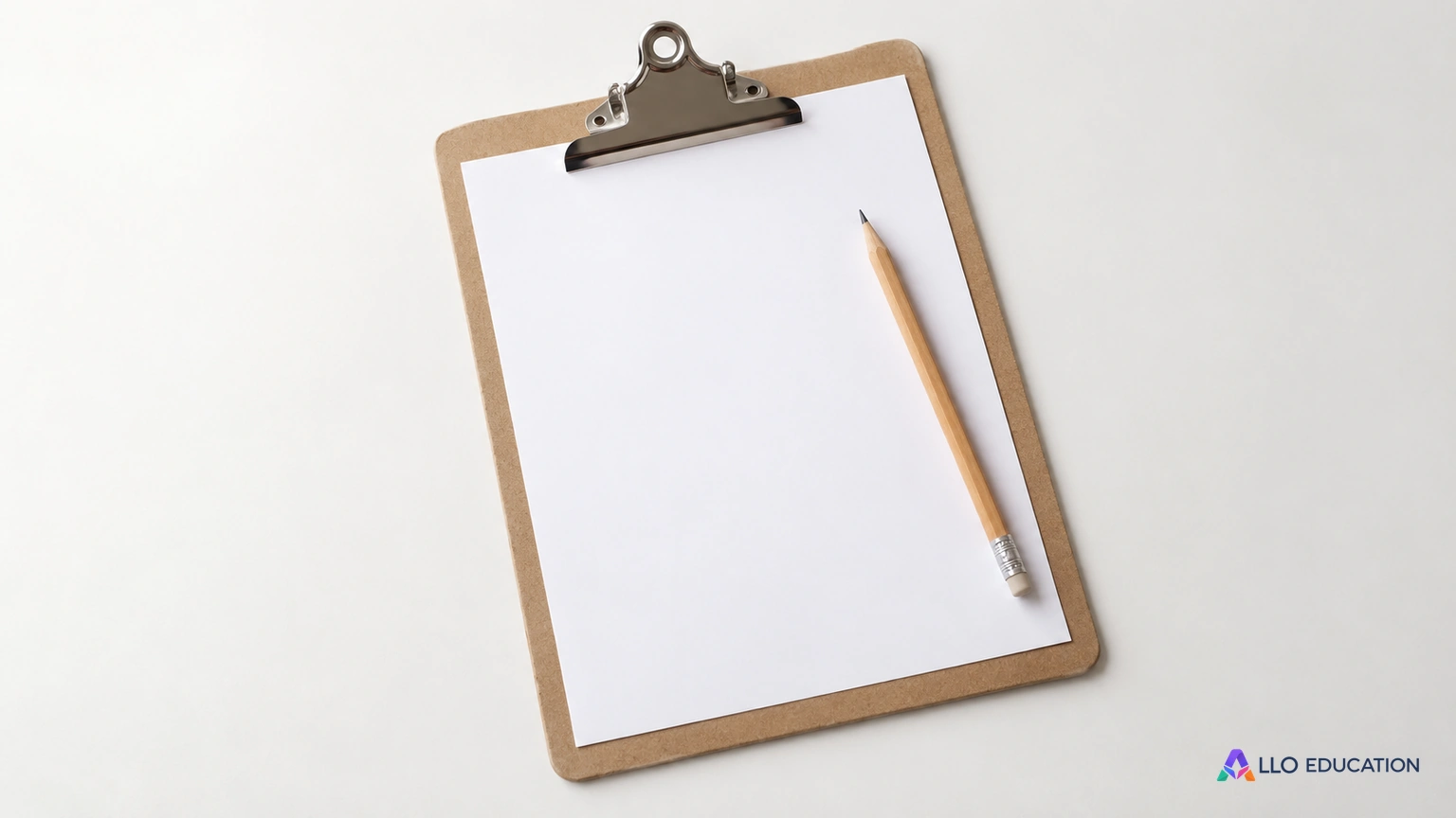 Une planchette et un crayon évoquent le recueil de données de santé.